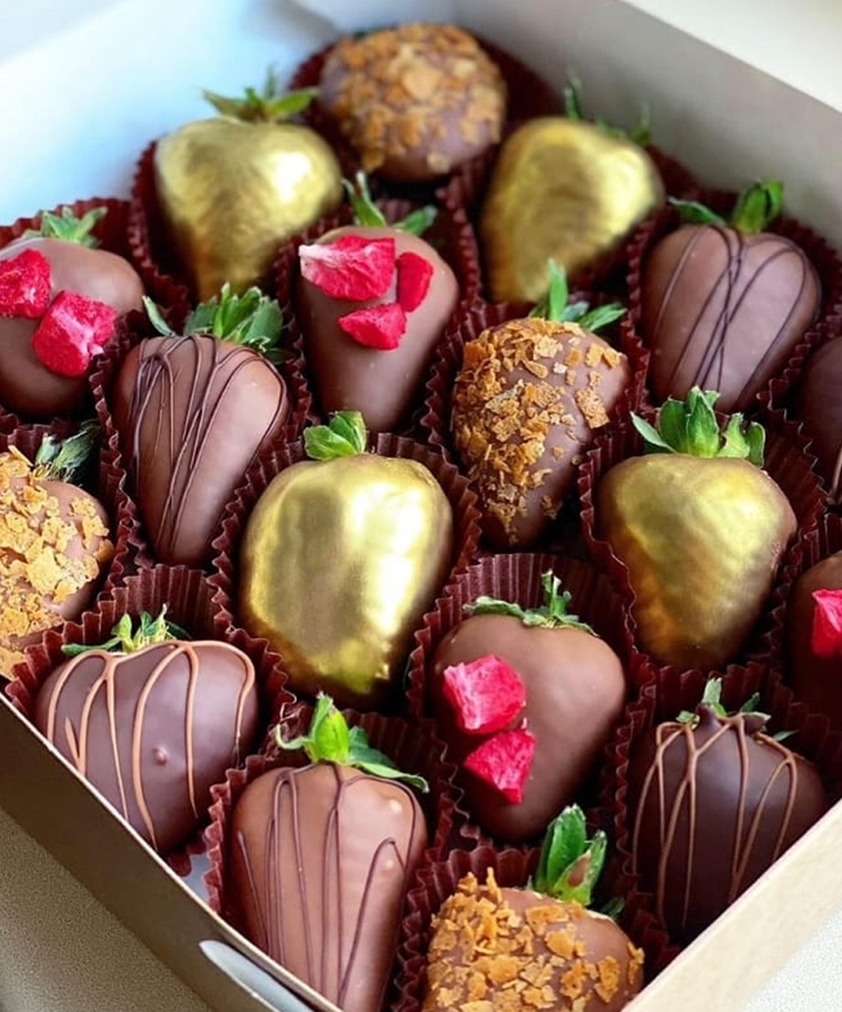 Deliciosa caja de fresas cubiertas de chocolate surtido y detalles de cereales